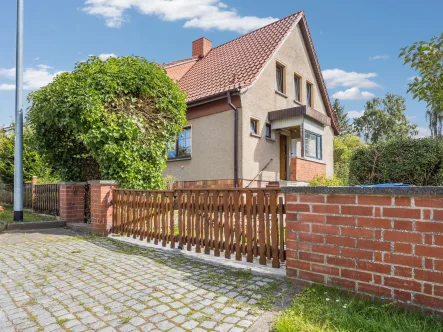 Hausansicht - Haus kaufen in Schwerin - Renovierungsbedürftige Doppelhaushälfte in Schwerin Neumühle