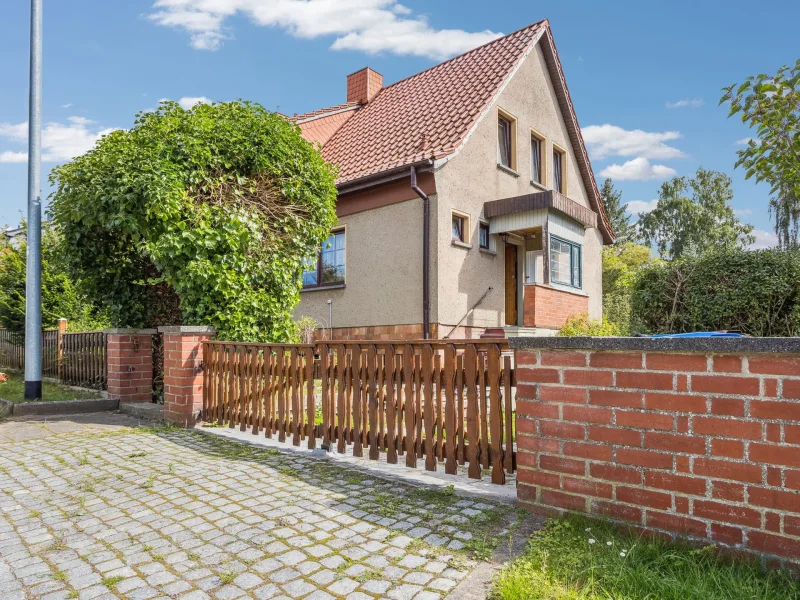 Hausansicht - Haus kaufen in Schwerin - Renovierungsbedürftige Doppelhaushälfte in Schwerin Neumühle