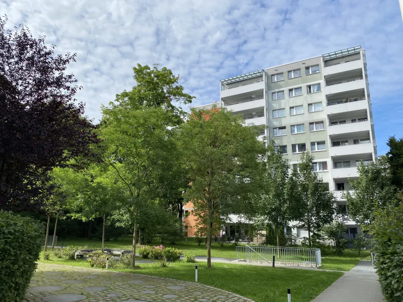 Hausansicht - Wohnung kaufen in München - Gepflegtes Apartment in grüner Lage von München-Neuperlach