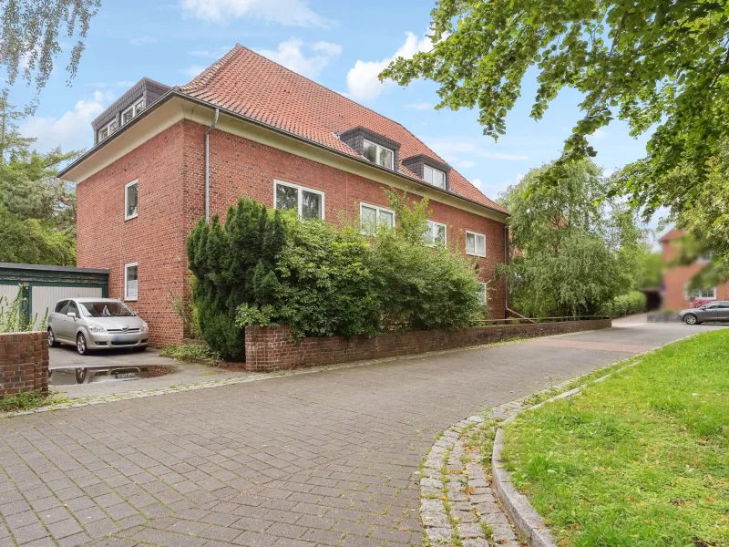Titelbild - Haus kaufen in Rendsburg - Vollvermietetes Mehrfamilienhaus mit 6 Wohneinheiten und 4 Garagen in zentraler Lage von Rendsburg
