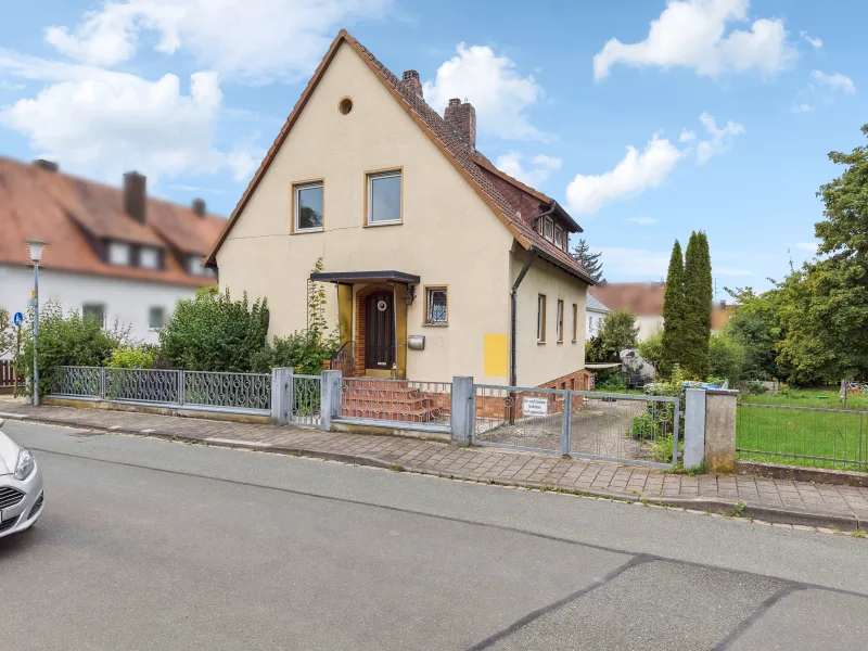 Hausansicht - Haus kaufen in Forchheim - Freiwerdendes Einfamilienhaus mit attraktivem Grundstück in begehrter Lage in Forchheim