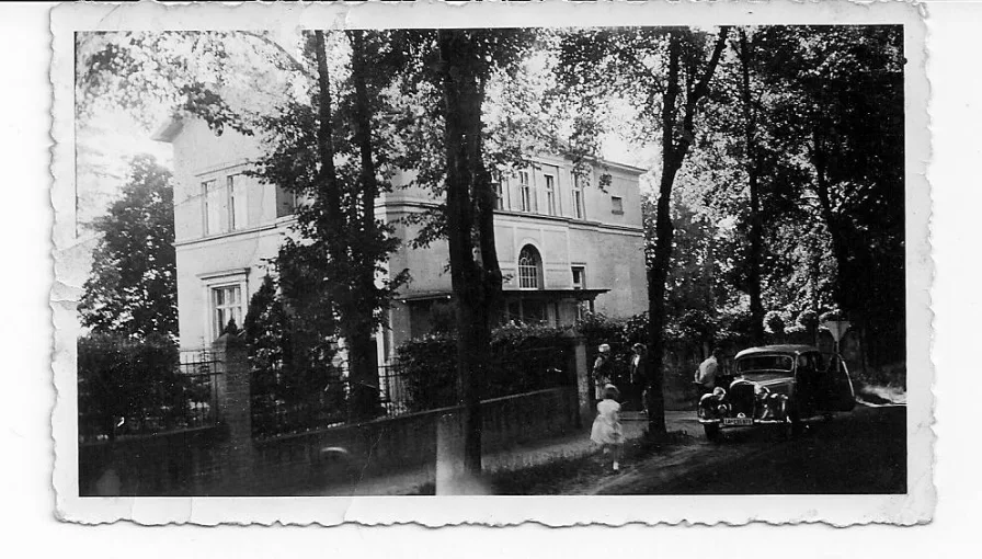 Blick auf historische Villa - Haus kaufen in Teltow - Historische Villa auf parkähnlichem Grundstück zur Projektentwicklung - bezugsfrei Erbbaugrundstück