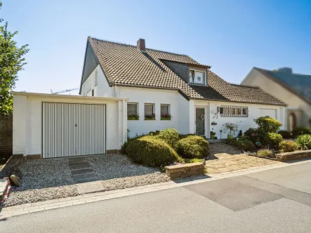 Frontansicht - Haus kaufen in Kaarst - Ihr Traum vom freistehenden Einfamilienhaus mit zwei Garagen in Kaarst-Büttgen