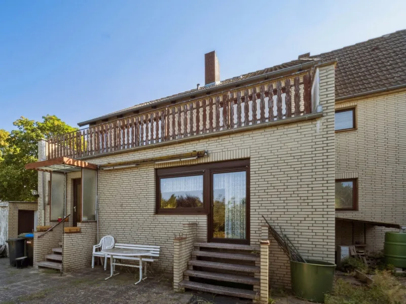 Rückansicht - Haus kaufen in Lengede - Lengede: Großes Reihenendhaus mit Garage und herrlichem Garten. Ideal zum Gestalten