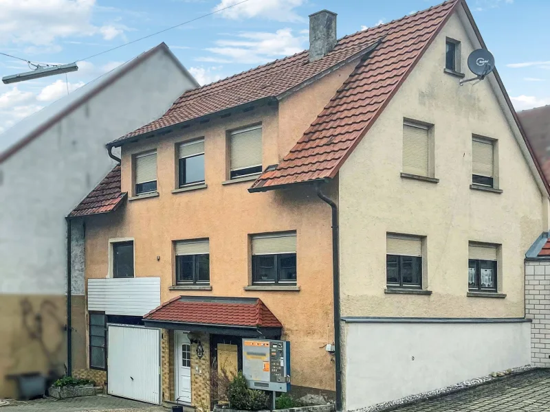 Hausansicht - Haus kaufen in Boxberg - Ideal für Handwerker, Hobbybastler oder Künstler: Wohnanwesen mit Anbau in Boxberg