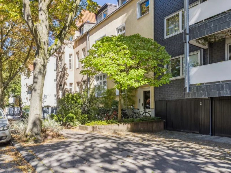 Straßenansicht - Wohnung kaufen in Köln - Stadtwaldnähe Köln-Braunsfeld, charmante Dachgeschosswohnung