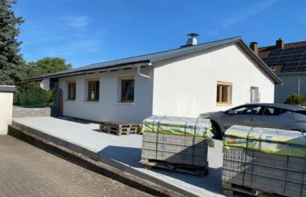 Titelbild - Haus kaufen in Homburg - Schönes renoviertes Einfamilienhaus mit ELW in Homburg-OT