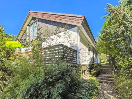 Blick auf das Haus - Haus kaufen in Böblingen - Wohnen in bester Lage! Großes Einfamilienhaus mit Einliegerwohnung in Böblingen