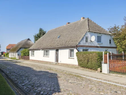 Titelbild - Haus kaufen in Wiek - Einfamilienhaus auf ca. 2320 m² Eigenlandgrundstück mit Möglichkeit zu bauen in Wiek auf Rügen