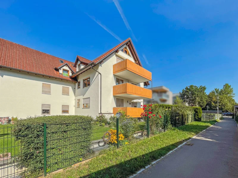 Blick zum Balkon - Wohnung kaufen in Wilhelmsdorf - Wilhelmsdorf: Heimelige  2-Zi.-Dachgeschoss Wohnung in zentraler Lage 