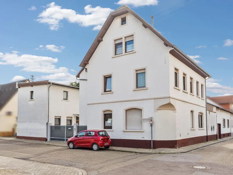 Straßenansicht - Haus kaufen in Sandhausen - Ein Paket aus zwei Häusern mit Nebengebäuden in Sandhausen 