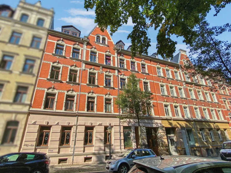 Titelbild - Wohnung kaufen in Chemnitz - Vermietete 2-Zimmer-Dachgeschosswohnung mit Blick über Chemnitz 