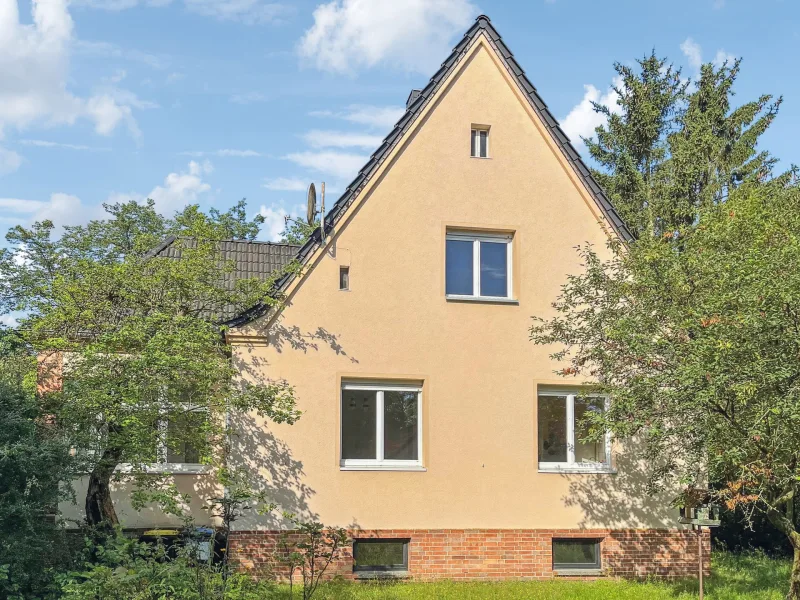 Hausansicht Gartenseite - Haus kaufen in Falkensee - Idyllisches großes Grundstück mit charmantem 30er Jahre Haus in Falkensee sucht neue Besitzer