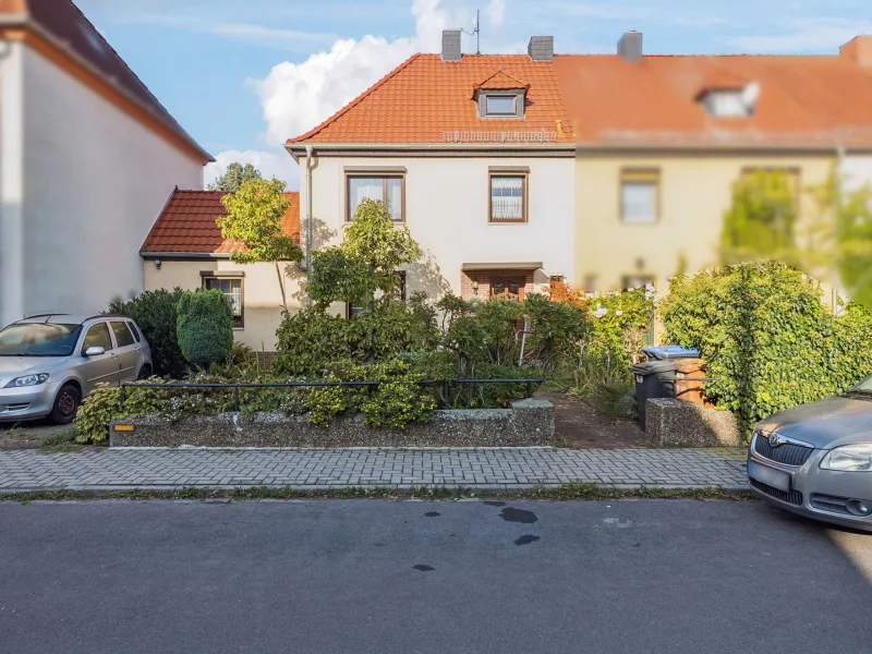 Vorderansicht Haus - Haus kaufen in Halle - Ruhig gelegenes Reihenmittelhaus in Herzen von Halle