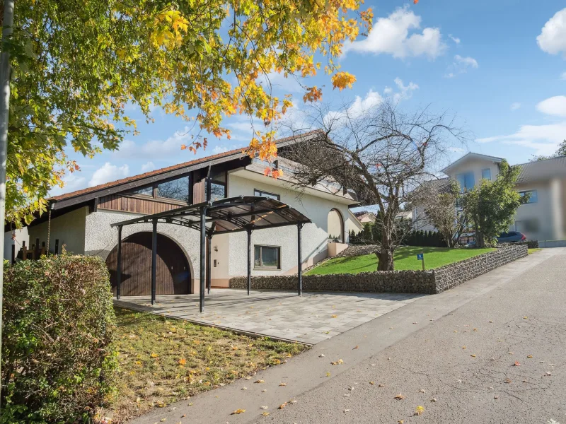 Ansicht - Haus kaufen in Eichendorf - Perfekt konzipiertes, schönes Einfamilienhaus mit ELW in attraktiver Wohnlage in Eichendorf