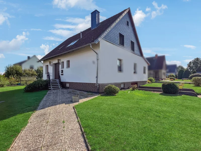 Titelbild - Haus kaufen in Vechelde - Geräumiges Zweifamilienhaus mit ca. 216 m² Wohnfläche in Vechelde - Vallstedt