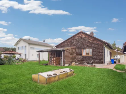 Aussenansicht - Haus kaufen in Alzgern - Alzgern: Geräumiger Bungalow auf großem Grundstück