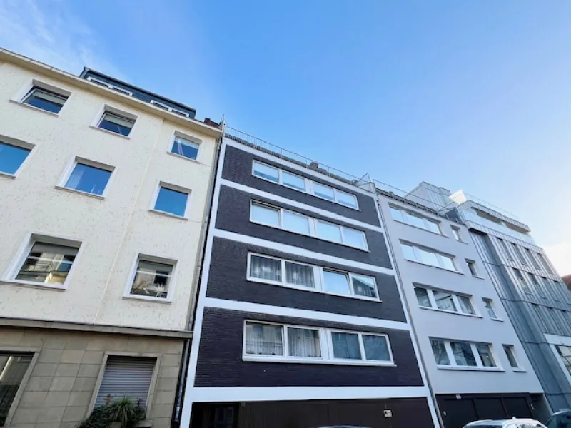 Frontansicht - Haus kaufen in Düsseldorf - Düsseldorf-Pempelfort: MFH mit hochwertiger Penthaus-Wohnung  in Toplage am Hofgarten