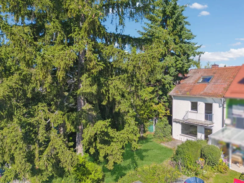 Ansicht - Haus kaufen in München - Renovierungsbedürftiges Reiheneckhaus mit viel Potenzial in ruhiger Lage München Mittersendling