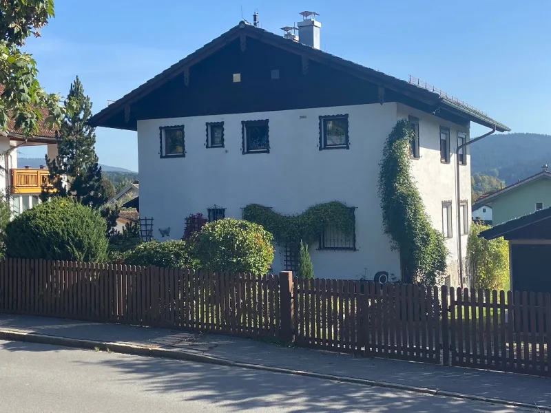 Ansicht - Haus kaufen in Zwiesel - Top Lage - Attraktives stilvolles Landhaus in bevorzugter Lage von Zwiesel 