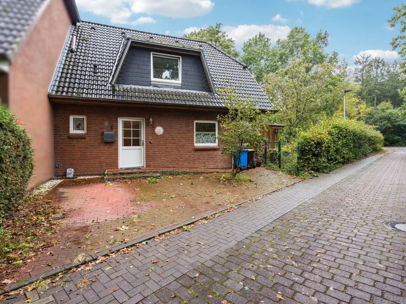 Hausansicht - Haus kaufen in Kaltenkirchen - Solides Reihenendhaus Baujahr 1996 mit großem Garten direkt am Wald in Kaltenkirchen