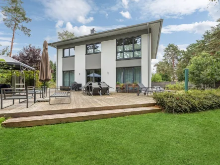 Blick auf Haus und Terrasse - Haus kaufen in Storkow - Bezugsfrei! Charmante, hochwertig ausgestattete Villa in Storkow bei Berlin