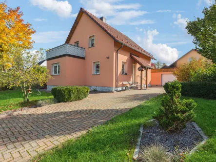 Hausansicht - Haus kaufen in Maxhütte-Haidhof - Gepflegtes Einfamilienhaus mit schönem Garten in Maxhütte-Haidhof  