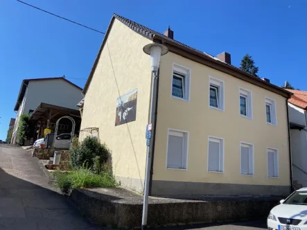 Ansicht - Haus kaufen in Saarbrücken - Einfamilienhaus mit Einliegerwohnung und Doppel-Carport in Saarbrücken-Dudweiler