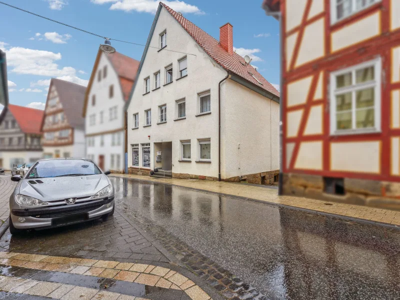 Hausansicht - Haus kaufen in Naumburg - Mehrfamilienhaus mit Nebengebäude und Ladenlokal in Naumburg