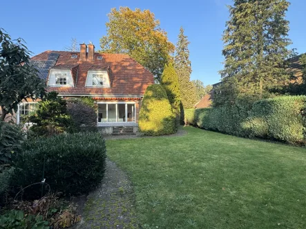 Titelbild - Haus kaufen in Hannover - Doppelhaushälfte mit großem und ruhigem Garten in guter Lage von Hannover - Misburg-Nord