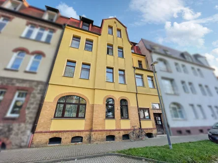 Hausansicht 1 - Haus kaufen in Bitterfeld-Wolfen - Vollvermietetes Mehrfamilienhaus in Bitterfeld als Kapitalanlage