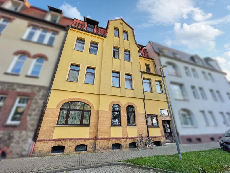 Hausansicht 1 - Haus kaufen in Bitterfeld-Wolfen - Vollvermietetes Mehrfamilienhaus in Bitterfeld als Kapitalanlage