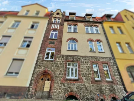 Hausansicht - Haus kaufen in Bitterfeld-Wolfen - Vollvermietetes Mehrfamilienhaus in Bitterfeld - Langjährige Mieter