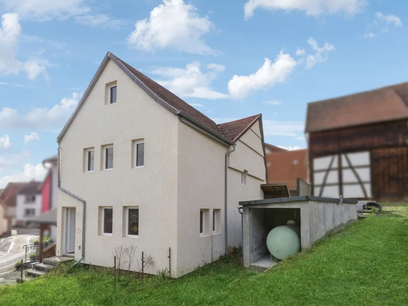 Titelbild - Haus kaufen in Burkardroth - Charmante Doppelhaushälfte: Sanierter Wohntraum in ruhiger Lage