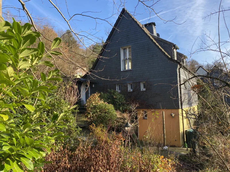 Hausansicht - Haus kaufen in Remscheid - Einfamilienhaus mit großem Garten in Remscheid-Fürberg