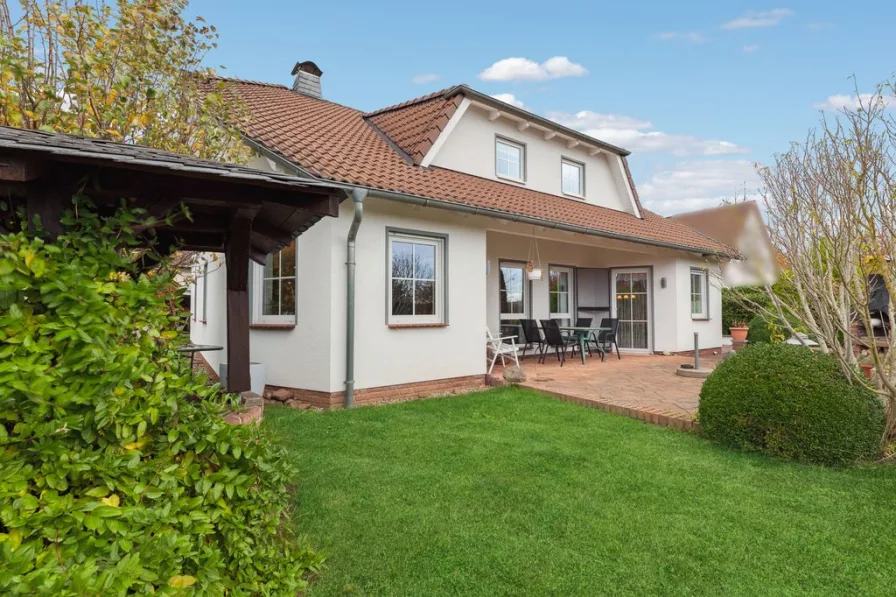 Hausansicht - Haus kaufen in Emmerthal - Schönes Einfamilienhaus mit Garten in familienfreundlicher Umgebung in Emmerthal