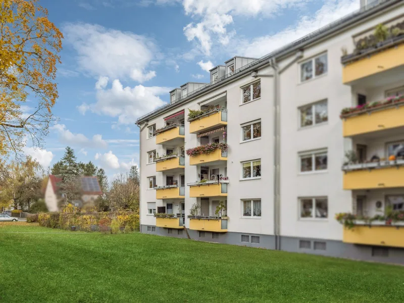 Hausansicht - Wohnung kaufen in München - Ruhig gelegene 3,5 Zimmer-Wohnung mit Westloggia und Blick ins Grüne in München-Ramersdorf