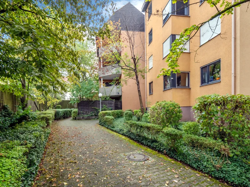 Titelbild - Wohnung kaufen in Nürnberg - Freie, großzügige 2-Zimmer-Wohnung mit 2 Balkonen, Stellplatz in begehrter Lage Nbg Kleinreuth h.d.V