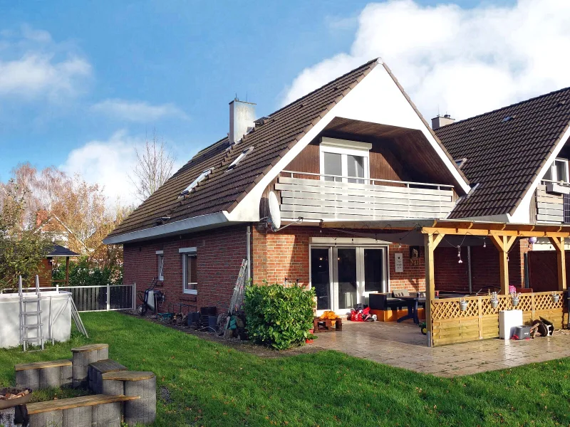 Titelbild - Haus kaufen in Brunsbüttel - Rückwärtiges Reihenendhaus mit Garage und großem Gartenanteil in Brunsbüttel