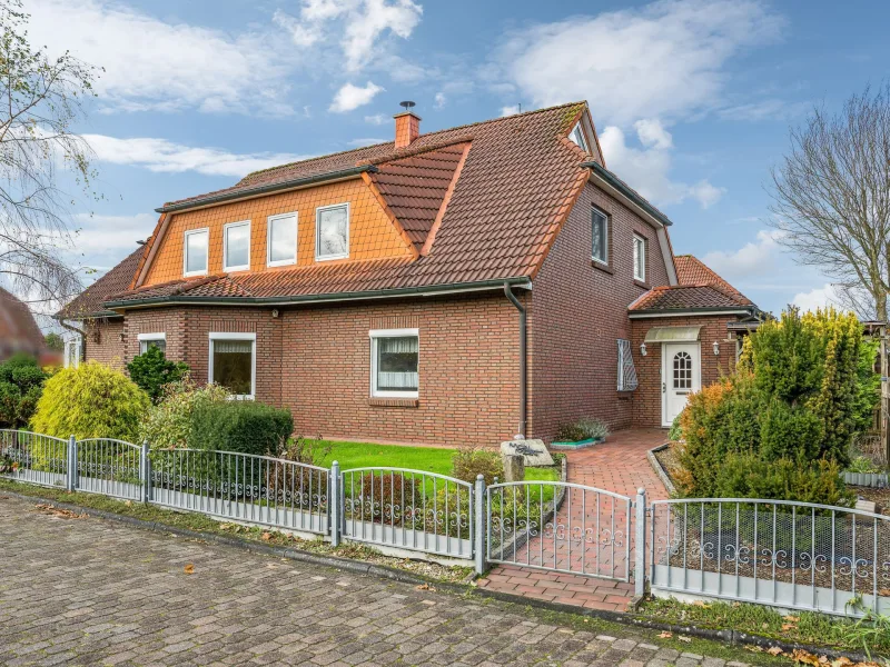 Frontansicht - Haus kaufen in Zetel - Top gepflegtes, großzügiges Einfamilienhaus aus 1992 in ruhiger Lage von Zetel!