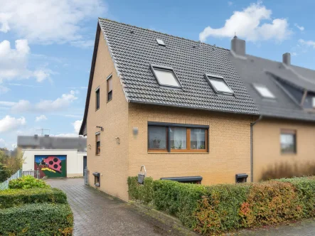 Titelbild - Haus kaufen in Lehrte - Familienfreundliches 4- Zimmer Reihenendhaus mit Garage in guter Lage von Lehrte