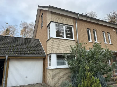 Blick auf die Doppelhaushälfte - Haus kaufen in Kleinmachnow - Familienfreundliche Doppelhaushälfte mit 5 Zimmern und Süd-West Garten in Kleinmachnow