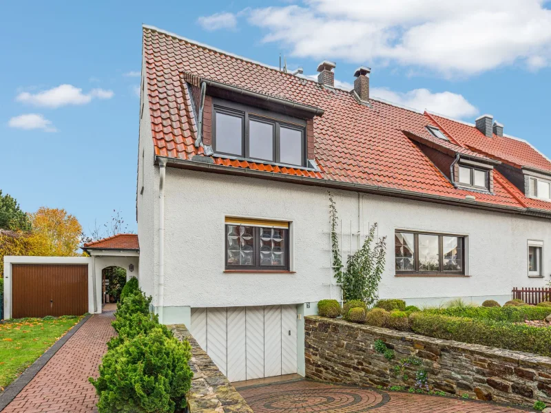 Titelbild - Haus kaufen in Hagenburg - Charmantes Ein-/Zweifamilienhaus in begehrter Lage von Hagenburg