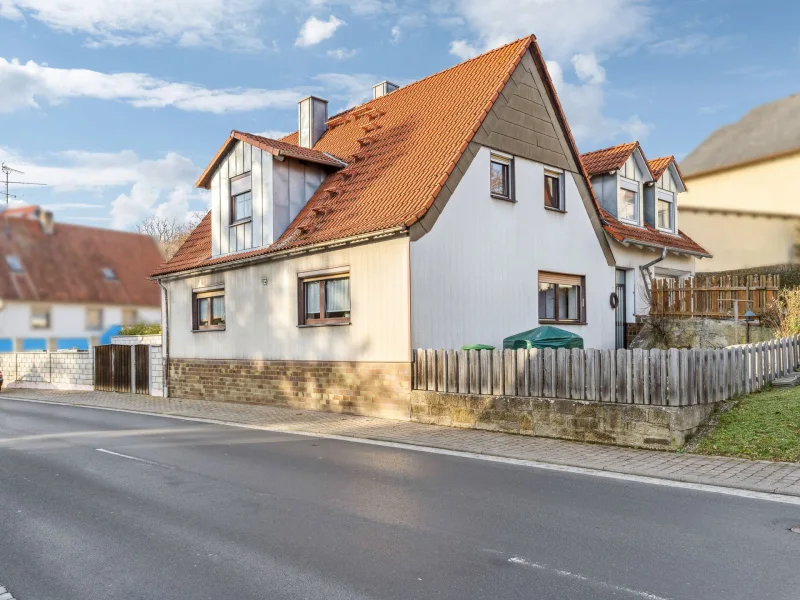 Außenansicht - Haus kaufen in Kleinwenkheim - Schönes Einfamilienhaus mit zwei Wohneinheiten in Münnerstadt OT Kleinwenkheim