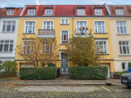 Hausansicht - Wohnung kaufen in Rostock - Gepflegte Dachgeschosswohnung in der Rostocker City