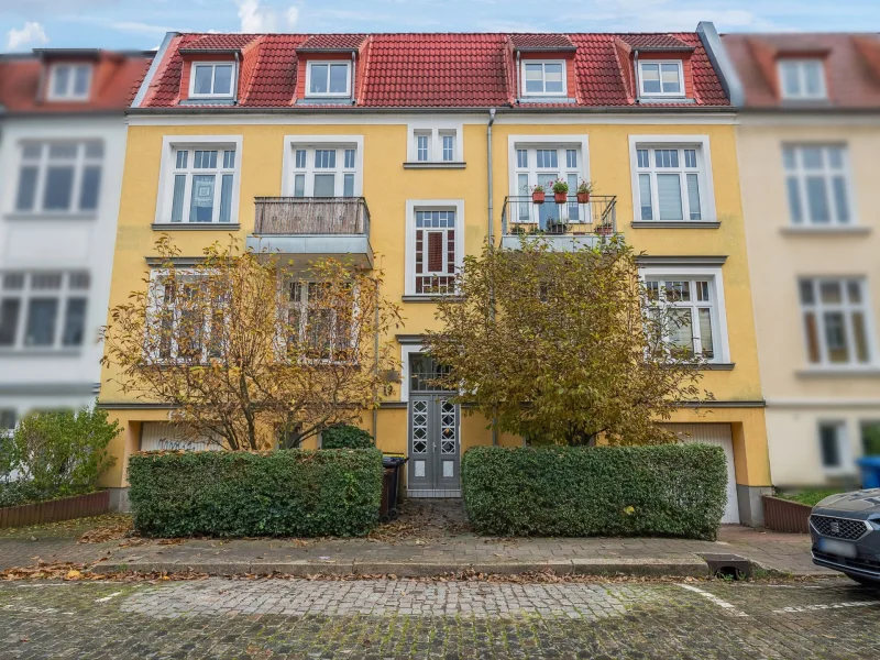 Hausansicht - Wohnung kaufen in Rostock - Gepflegte Dachgeschosswohnung in der Rostocker City