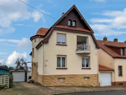 Ansicht - Haus kaufen in Schiffweiler-Heiligenwald - Gepflegtes und vermietetes Zweifamilienhaus mit Garten und Garage in Schiffweiler-Heiligenwald