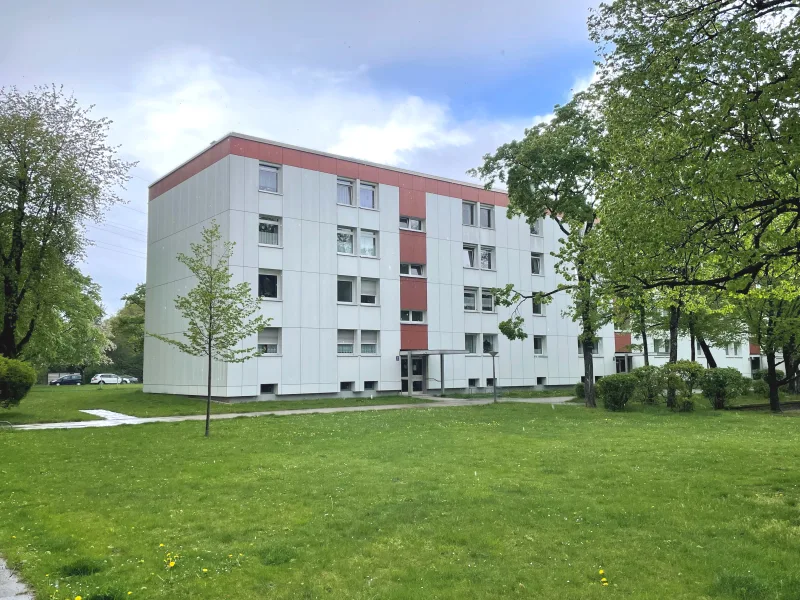 Gebäudeansicht - Wohnung kaufen in München - Gemütliche 2,5-Zimmer-Eigentumswohnung mit Loggia in ruhiger Lage am Westkreuz in München