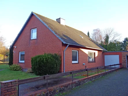 Titelbild - Haus kaufen in Hemmingstedt - Solides Einfamilienhaus mit Garage in ruhiger Sackgassenlage in Hemmingstedt bei Heide