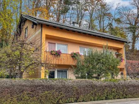 Hausansicht - Haus kaufen in Gessertshausen - Großzügiges Zweifamilienhaus mit ausgebautem Dachgeschoss in ruhiger Lage in Gessertshausen/Deubach